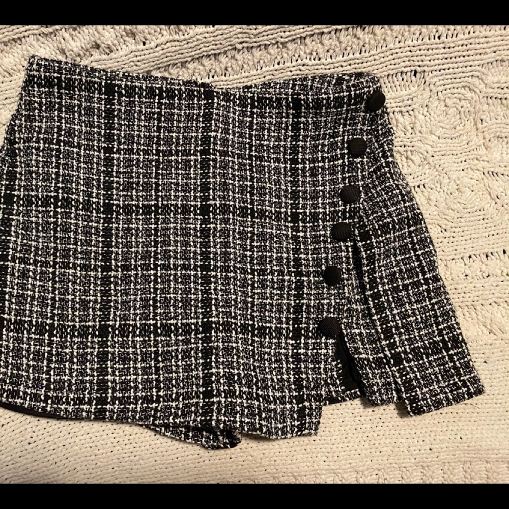 NWT Do+Be black and white skirt FITS VERY SMALL